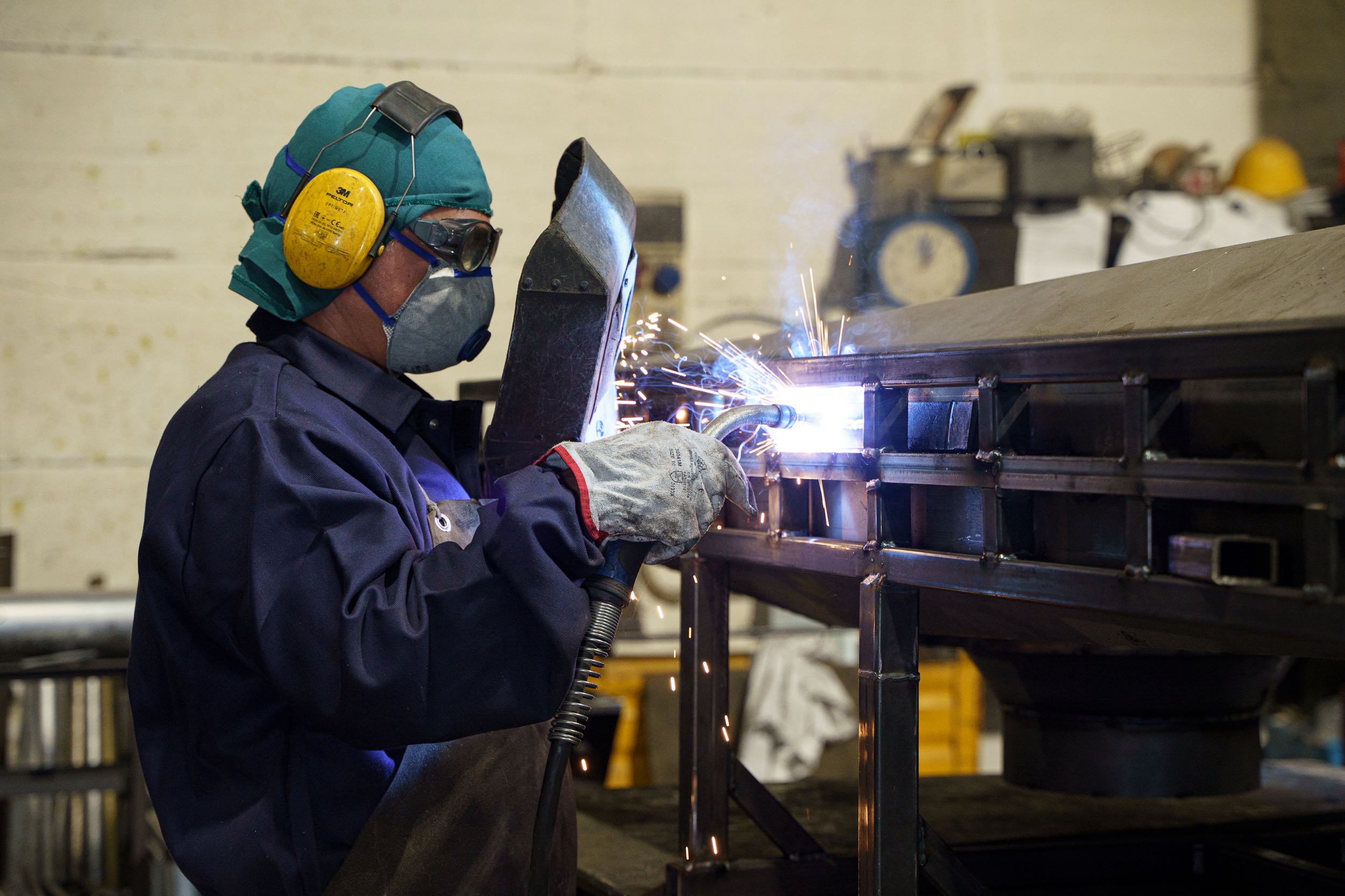 saldatore con annesse protezioni al lavoro