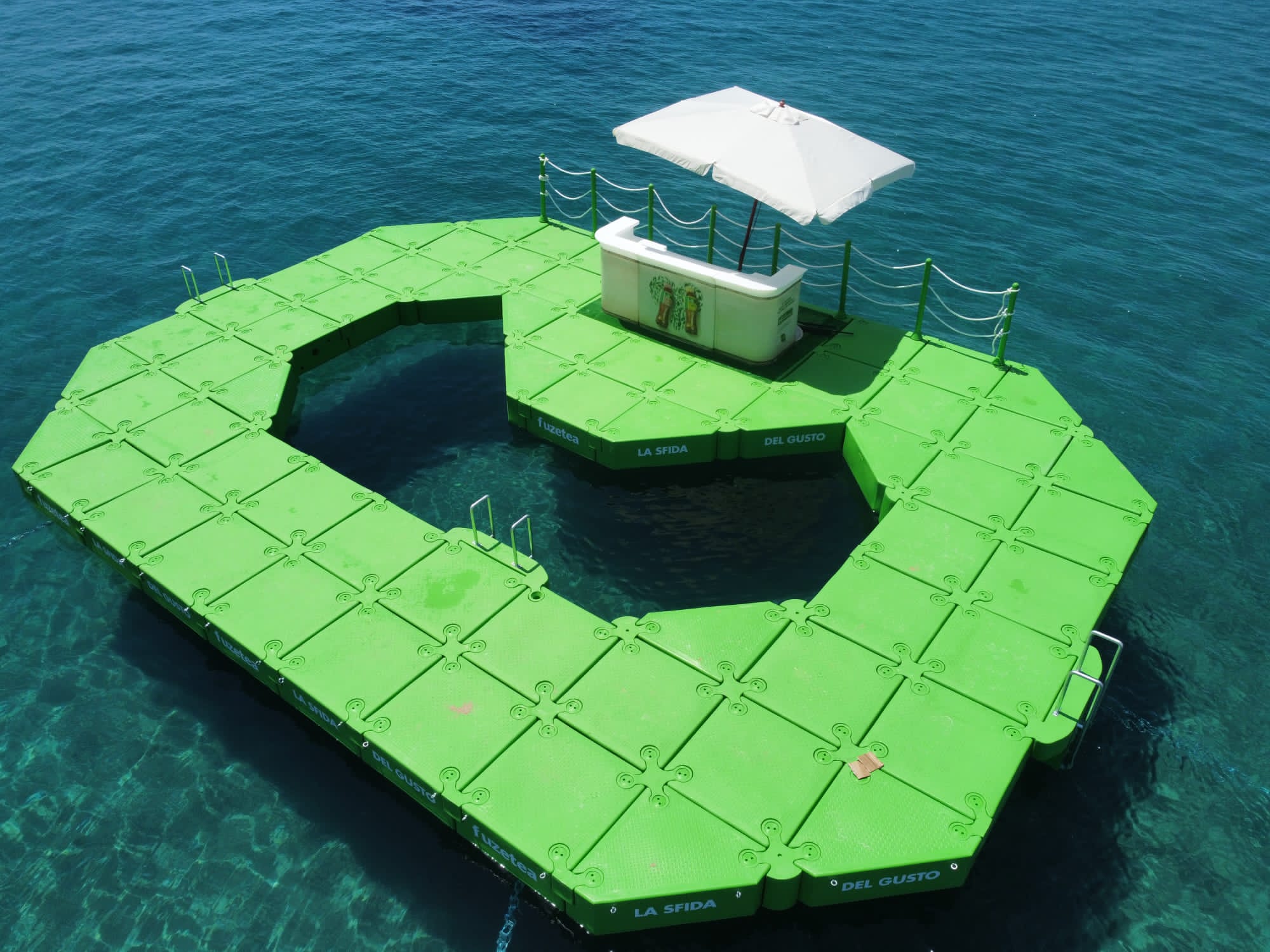 isola galleggiante verde in polietilene cava al suo interno su acqua