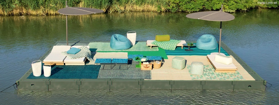 allestimento di arredo outdoor su zattera galleggiante modulare in plastica sul fiume